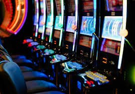 Dealer profesional di meja Live Casino montana88
